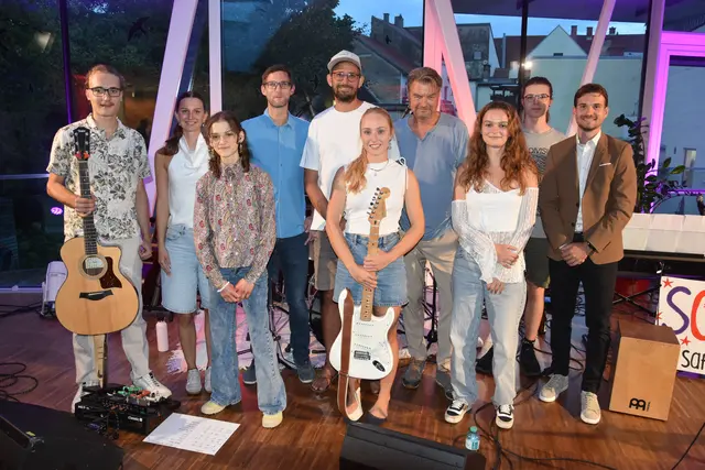 Benjamin Gassner, Paulina Keiblinger, Hannah Zederbauer, Kurt Schirmer, Claas Abert, Annika Hofbauer, Martin Arnold, Marie Stöckl, Finn Steiner, von der Sparkasse Stefan Schoderbeck. | Foto: Müller