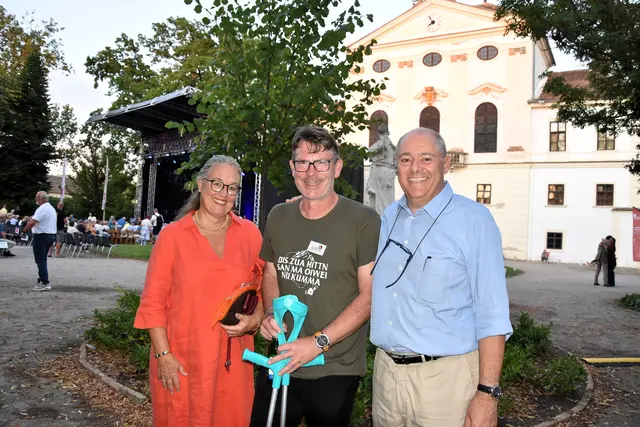 Bürgermeister Stephan Gartner mit den Schlossbesitzern Maria und Carl Auer-Welsbach