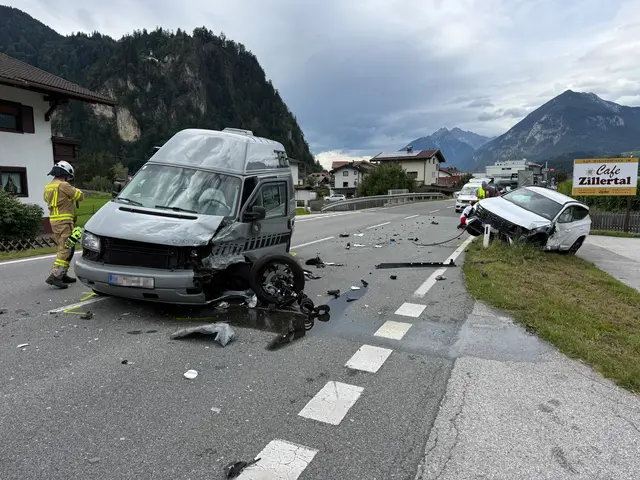 Bei einem Frontalzusammenstoß auf der Tiroler Straße in Strass im Zillertal wurden drei Personen verletzt. | Foto: ZOOM.TIROL