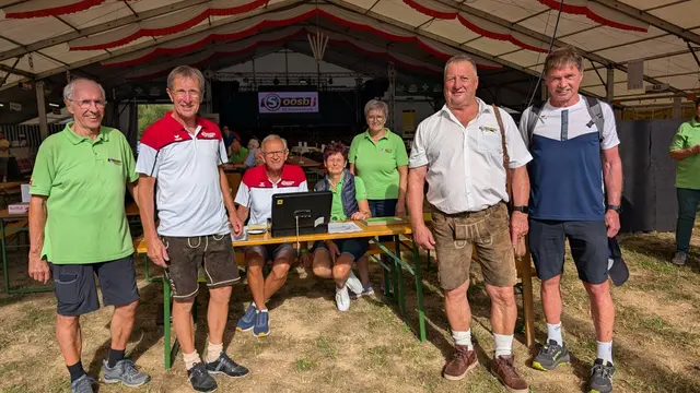 Mit dem Bezirkswandertag des Seniorenbunds, der Senioren-Bezirksmusikkapelle und einem Kindernachmittag startete das Strudengauer Volksfest in das Festwochenende. Start Wandertag | Foto: Andreas Furtlehner