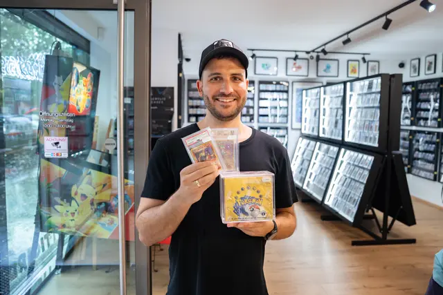 Im Butti Cards verkauft Christoph Buttura jene Karten, die seine Kindheit geprägt haben: Pokémon. | Foto: Sade Jerabek/MeinBezirk