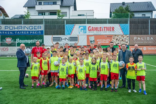 Als Zeichen der Unterstützung sponsorte die OÖVP Bezirk Grieskirchen Trainingsleibchen und Matchbälle.  | Foto: OÖVP