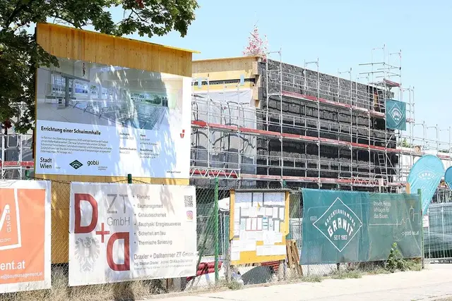 Die Bauarbeiten beim Höpflerbad schreiten voran, 2027 soll die neue Halle ihre Bahnen öffnen. | Foto: Stadt Wien/Martin Votava
