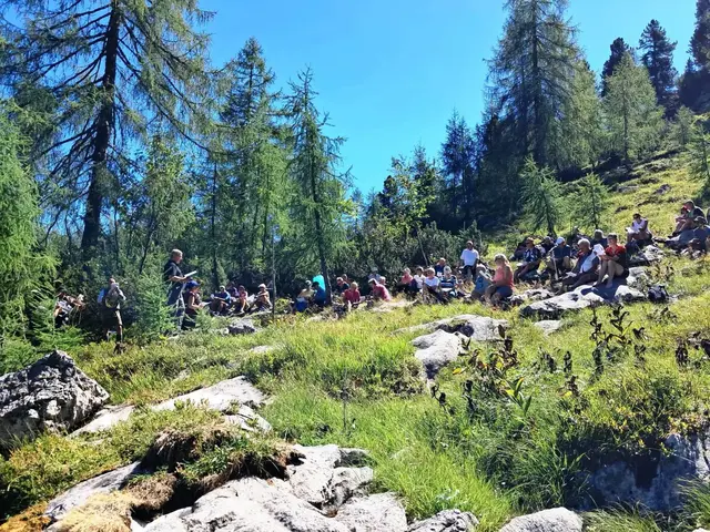 Etwa 70 Menschen nahmen am Gedenkgottesdienst bei der Seekar-Höhle teil. | Foto: Franz Scheuchl
