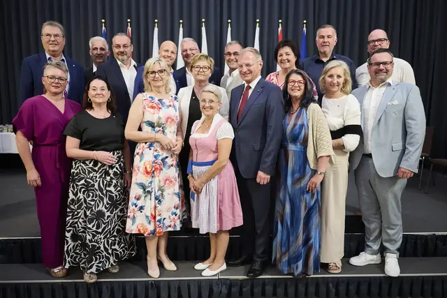 1. Reihe: Martina Schneider, Manuela Swoboda, Alexandra Holter, Petra Häusler, Thomas Stelzer, Dagmar Ploier, Michaela Pils, Gregor Swoboda sowie in der zweiten Reihe: Helmut Koger, Michael Beroll, Kurt Ploier, Stefan Aichinger, Gerold Schneider, Karin Pernica, Mario Häusler, Barbara Nowecki, Mario Baumüller, Wolfgang Leitner. | Foto: Land OÖ / Max Mayrhofer