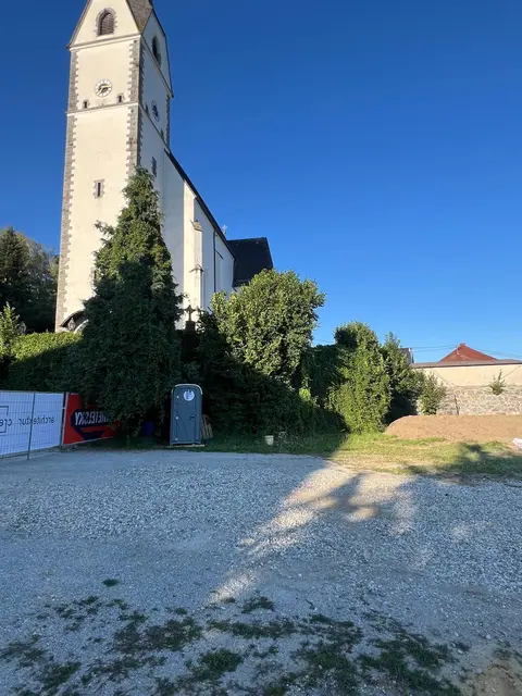 Es geht um dieses Areal neben der Pfarrkirche und dem Taufkirchner Friedhof.  | Foto: Waizenauer