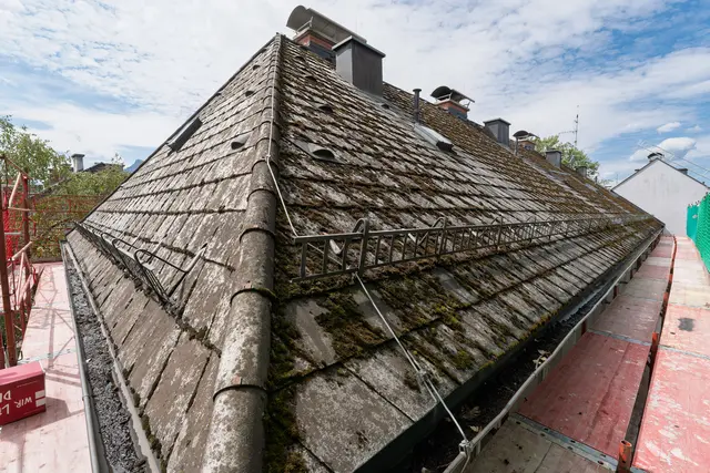 Das 60 Jahre alte Dach wird im Rahmen der Sanierung vollständig erneuert. Dafür müssen  die bestehende Dacheindeckung samt Unterkonstruktion abgetragen und durch ein langlebiges Aluminiumdach ersetzt werden.  | Foto: Stadt Salzburg/Alexander Killer