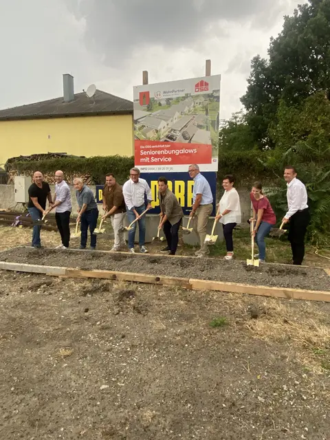 Beim Spatenstich griffen Bürgermeister Helmut Hareter, Vizebürgermeisterin Anja Tröllinger, WohnPartner-Geschäftsführer Matthias Haider, Architekt Alexander Mayer-Niepel, PORR-Geschäftsführer Klaus Tremmel und OSG-Chef Alfred Kollar gemeinsam zum Spaten und gaben damit den Startschuss für das neue Wohnprojekt in Breitenbrunn.  | Foto: OSG