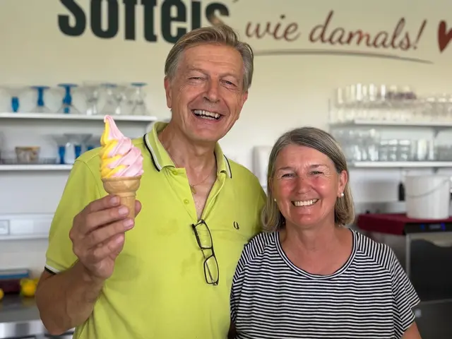 Klaus und Theresia Richler führen die köstliche Familientradition fort und sorgen mit "Softeis wie damals" für einen süßen Sommerhit. Ihr heuere eröffnetes "Softeisparadies" in Unterburg ist auch im September noch geöffnet. | Foto: MeinBezirk.at