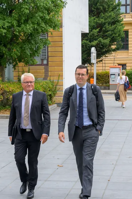 Nach der Urteilsverkündung verließ Luger offensichtlich erleichtert mit seinem Rechtsanwalt umgehend den Verhandlungssaal. | Foto: Fotokerschi.at/Kerschbaummayr