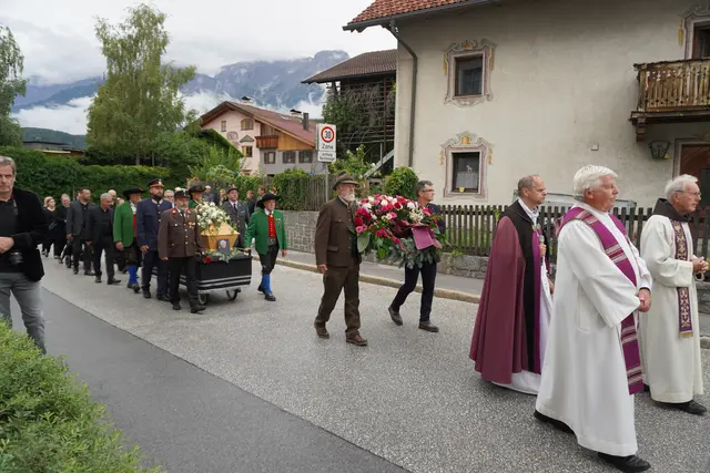 Der letzte Weg führte Helmut Kopp durch das Zentrum seiner Heimatgemeinde. Vorbei an Plätzen und Straßen, deren Entwicklung er selbst über Jahrzehnte mitgeprägt hatte. Begleitet von den Menschen, für die er einst Verantwortung trug und die ihm bis zuletzt verbunden geblieben sind. | Foto: Georg Larcher / MeinBezirk