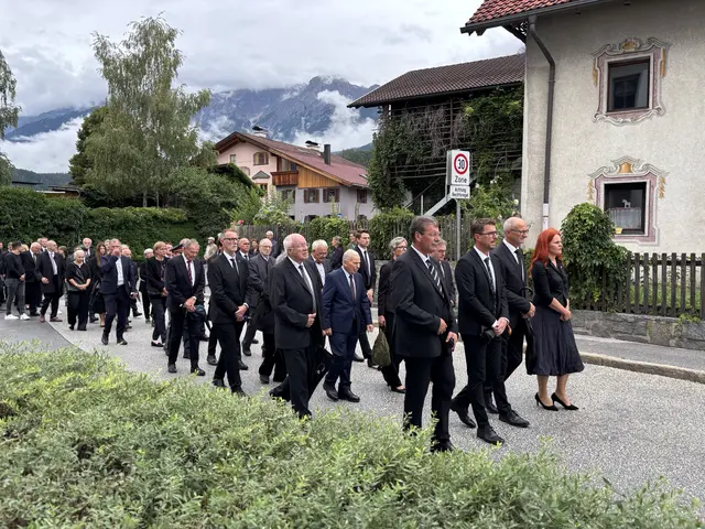 Neben den Mandatarinnen und Mandataren, zahlreichen Ehrenbürgerinnen und Ehrenbürgern sowie Vertreterinnen und Vertretern der Marktgemeinde Telfs und ihrer Tochterbetriebe nahmen auch hohe Repräsentantinnen und Repräsentanten des Landes Tirol teil: Landeshauptmann Anton Mattle, seine Amtsvorgänger Günther Platter und Herwig van Staa, Landtagspräsident Jakob Wolf, Landesrätin Cornelia Hagele, Nationalrat a. D. Hermann Gahr sowie Bezirkshauptfrau Kathrin Eberle. Anwesend waren zudem die Regionsbürgermeisterinnen und Regionsbürgermeister sowie die Gemeindechefs der Telfer Partnergemeinden Lana und Elzach, Helmut Taber und Roland Tibi.  | Foto: Georg Larcher / MeinBezirk
