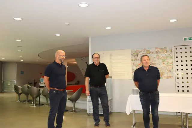 Der ausstellende Künstler Thomas Greuter mit dem Leiter des Alpinariums, Helmut Pöll, und Bgm. Hermann Huber.  | Foto: Elisabeth Zangerl