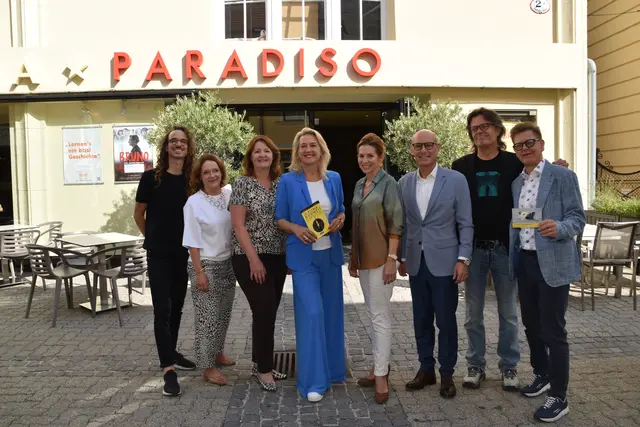 Andreas Sattra (Cinema Paradiso), Heidi Naumann (eNu), Christa Ruspeckhofer (eNu), Ulrike List (BESTLIST Immobilien GmbH), Carmen Jeitler-Cincelli (Bürgermeisterin), Reinhard Keider (Sparkasse Baden), Andreas Syllaba (CP-Kino-Kultur-BetriebsgmbH) und Gerfried Koch (Stadtgemeinde Baden) laden zum Klima &amp; Umwelt Filmfestival Baden ein. | Foto: Mirjam Preineder
