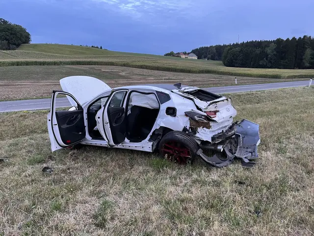 Beide Autos wurden bei dem Crash schwer beschädigt. | Foto: FF Neuhofen im Innkreis