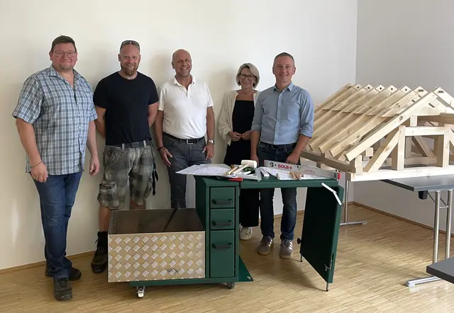 Michael Widlroither (LBS Wals), Andreas Hierl (Kons3in), Anton Ebner (Ebner Bau), Michaela Ellmauer und Albert Mayrhofer (Projektleitung Zukunftsraum Mondseeland) (v.l.). | Foto: Technologiezentrum Mondseeland