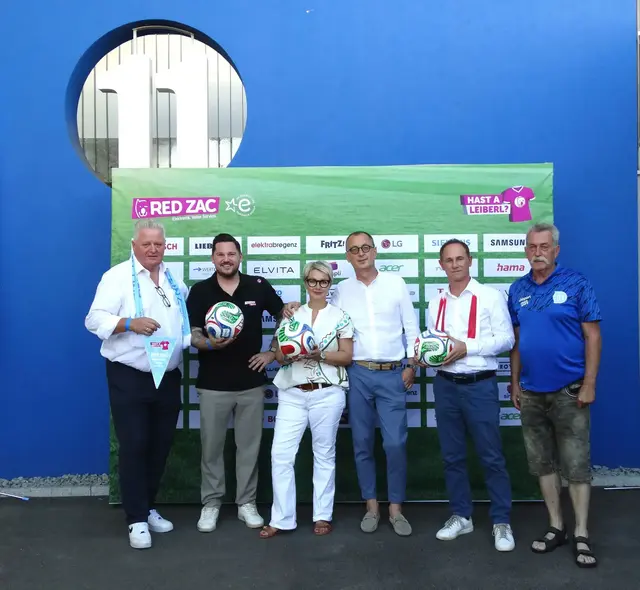 V.l.: Obmann Peter Wöß (ASKÖ Blaue Elf Linz), Bernhard Koglbauer (RED ZAC Zentrale), Helene &amp; Christian Nopp (RED ZAC Nopp), Günther Eller (BSH Bosch) und Heinz Zitter (Sektionsleiter Fußball). | Foto: Askö Blaue Elf