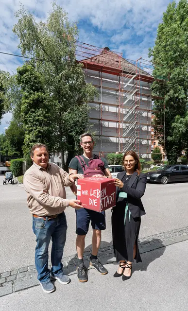 Dachsanierung der Wohnanlage in der Leonhard-von-Keutschach-Straße gestartet. Im Bild: V.l.n.r.: Johannes Innerhofer (KgL), Bürgermeister-Stellvertreter Kay-Michael Dankl und Martha Lackner-Mrna (KgL) vor der eingerüsteten Wohnanlage in Lehen. Bis Ende November werden dort rund 1.000 Quadratmeter Dachfläche erneuert. | Foto: Stadt Salzburg/Alexander Killer
