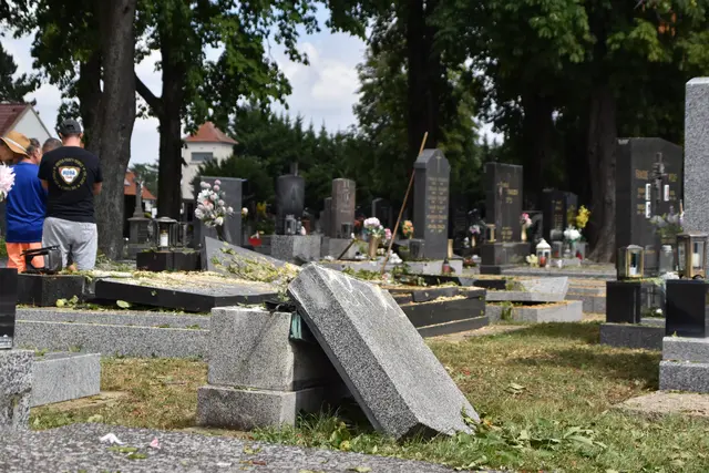 Nach den ersten Schätzungen sind rund 30 Grabsteine umgefallen. | Foto: Dorottya Fejes/MeinBezirk