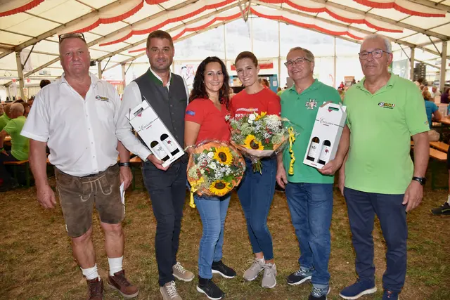 Mit dem Bezirkswandertag des Seniorenbunds, der Senioren-Bezirksmusikkapelle und einem Kindernachmittag startete das Strudengauer Volksfest in das Festwochenende. | Foto: Robert Zinterhof