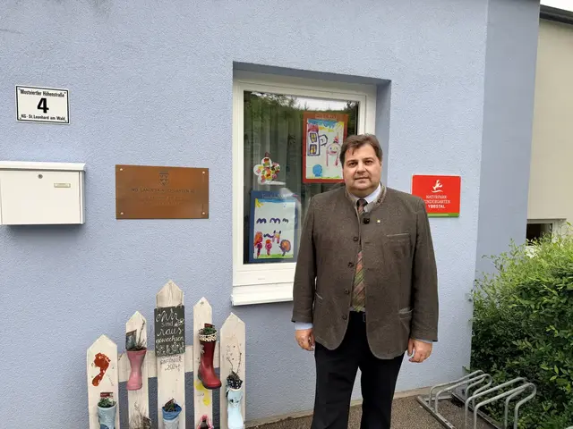 LAbg. Vbgm. Mario Wührer vor dem Kindergarten im St. Leonhard am Walde | Foto: VPAM