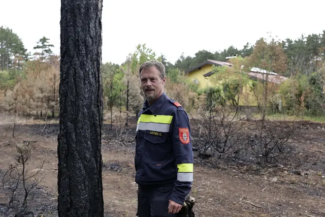 Gerhard Leitner beim Brandgebiet, kurz vor den Häusern.  | Foto: Santrucek