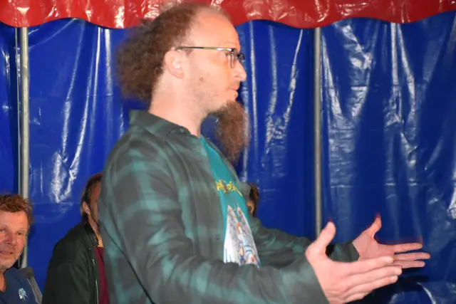 Die Lesung mit Andreas Wurm aus Allerheiligen und Musik vom Duo Farruco im Zirkuszelt am Biohof Luftensteiner in Pabneukirchen war mehr als eine Buchpräsentation. | Foto: Zinterhof