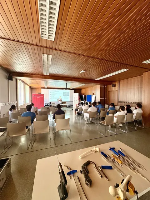 Theorie trifft Praxis: Neben den theoretischen Inhalten stand beim Trauma Resident Programm auch die Praxis im Fokus. Die Teilnehmenden konnten sich dabei unter anderem mit verschiedenen chirurgischen Instrumenten vertraut machen. | Foto: Universitätsklinikum Wiener Neustadt-Hochegg