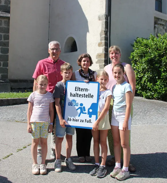 Vorne: Luisa Mayerhofer, Lorenz Geistberger, Marlene Appeltauer, Xana Schmid. Hinten: Bürgermeister Gerhard Wandl, Schulleitung Irene Leopold und Hanna Gratzer. | Foto: Marktgemeinde Rastenfeld