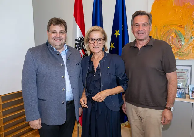  Landeshauptfrau Johanna Mikl-Leitner mit (li.) LAbg. Mario Wührer und (re.) Bürgermeister Werner Krammer.

 | Foto: NLK Burchhart