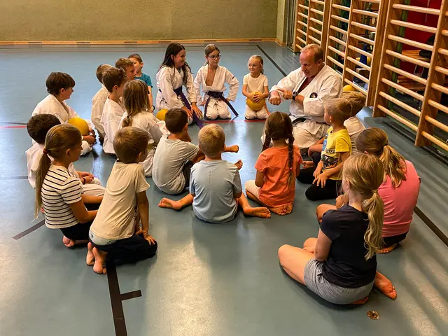 Unter dem Motto „Stark | Schnell | Konzentriert“ konnten Kinder bei zwei Schnuppereinheiten des Karatevereins Deutsch-Wagram Aktiv erste Einblicke in die Sportart gewinnen.

  | Foto: Karateverein Deutsch-Wagram
