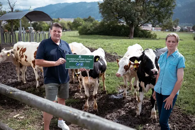 Bürgermeister Erich Ofner ersucht Hundehalterinnen und -halter die von der Gemeinde bereitgestellten Hundekotbeutel zu nutzen. Im Bild mit Heidrun Wolfger | Foto: LK Steiermark/Daniel Winter