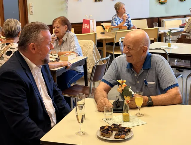 Nationalrat Manfred Harrer (l.) im Austausch | Foto: SPÖ Bezirksorganisation Weiz