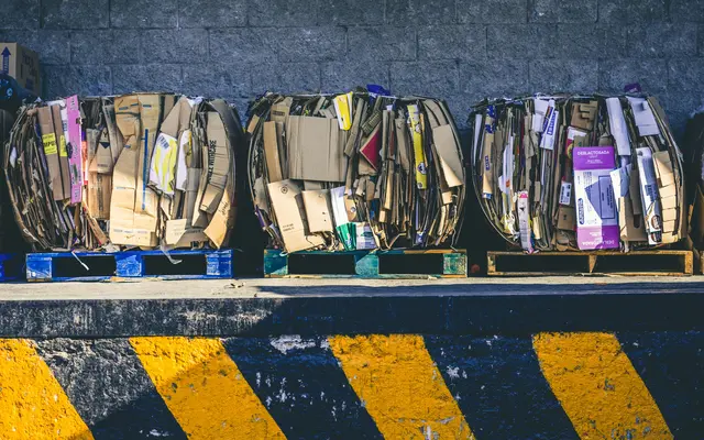 Die neue EU-Verpackungsverordnung soll für weniger Müll und mehr Recycling sorgen. | Foto: unsplash / Alfonso Navarro