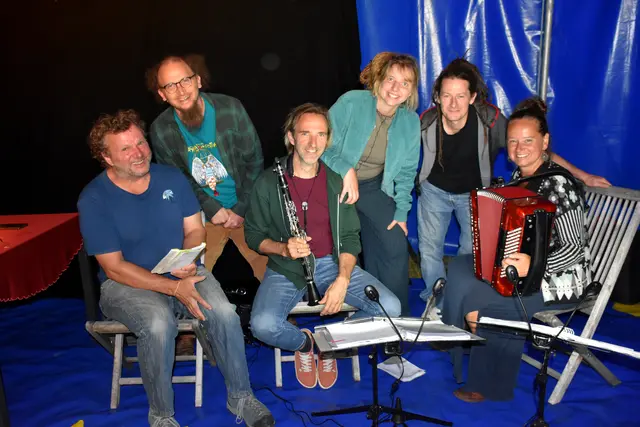Andreas Wurm, Andi Geyer vom Zirkushof, Manfred Seifriedsberger, Gastgeber Sophia und Michael Luftensteiner, Kerstin Zauner. Die Lesung mit Andreas Wurm aus Allerheiligen und Musik vom Duo Farruco im Zirkuszelt am Biohof Luftensteiner in Pabneukirchen war mehr als eine Buchpräsentation. | Foto: Zinterhof