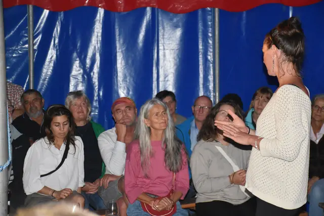 Die Lesung mit Andreas Wurm aus Allerheiligen und Musik vom Duo Farruco im Zirkuszelt am Biohof Luftensteiner in Pabneukirchen war mehr als eine Buchpräsentation. | Foto: Zinterhof