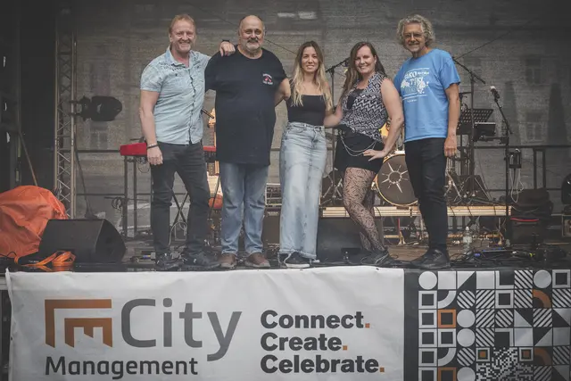 Mit einer geballten Ladung zeitloser Hits aus drei Jahrzehnten schickte die Band A-W-A-K-E die kühlen Temperaturen am Donnerstagabend ins Abseits. | Foto: Citymanagement/Klaus Pressberger