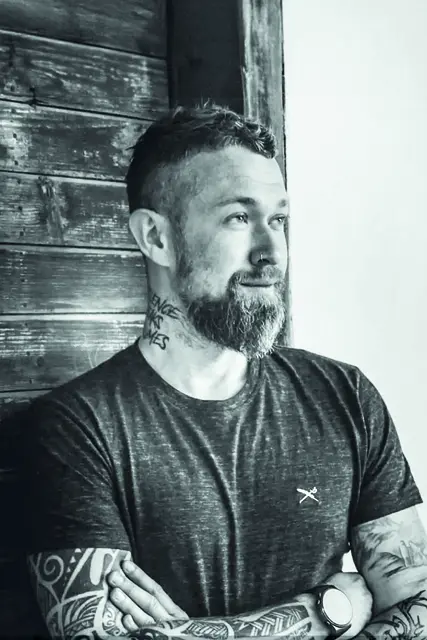 Ein Mann ist im Profil zu sehen.