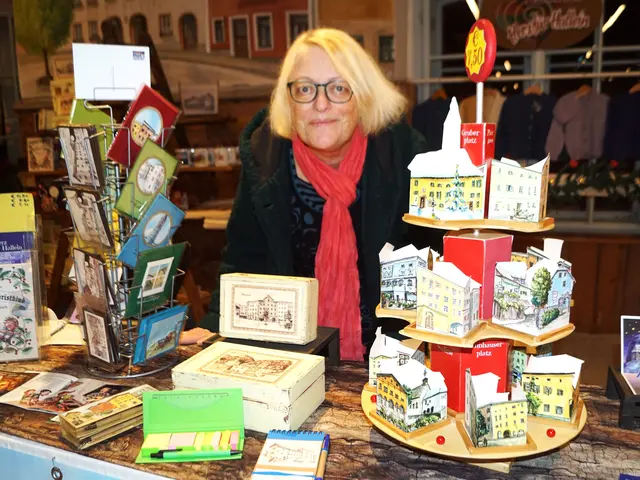 Doris Pichler mit zahlreichen Werken der Initiative "Herz für Hallein" | Foto: Josef Wind
