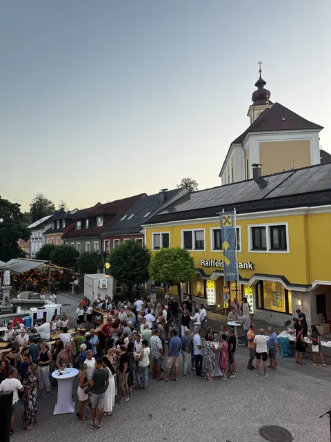 Der „Sommerg’spritzte“ sorgte auch heuer wieder für ordentlich Stimmung am Marktplatz in Bad Wimsbach-Neydharting. | Foto: Neudorfer