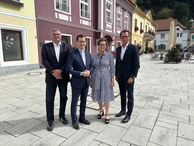 Community Nursing bringt Unterstützung genau dorthin, wo sie gebraucht wird; darüber sind sich Jörg Leichtfried, Stefan Hofer, Monika Vukelic-Auer und Matthäus Bachernegg einig. | Foto: MeinBezirk/Angelika Kern