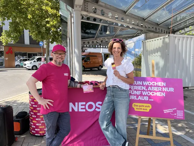 Im Gespräch: Indra Collini machte bei der NEOS-Sommertour in Mistelbach Halt und sprach mit Bürgerinnen und Bürgern über die Ferienbetreuung. | Foto: NEOS NÖ