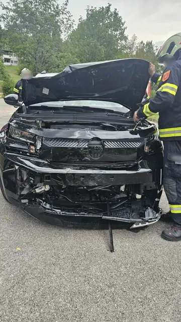 Die beschädigten Fahrzeuge wurden von einem Abschleppunternehmen geborgen.  | Foto: Freiwillige Feuerwehr Keutschach am See