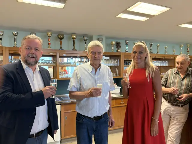 Angestoßen wurde mit Helmut Kienreich (2. v. l.), Bürgermeister a. D. und Obmann des Pensionistenverbandes Weiz | Foto: SPÖ Bezirksorganisation Weiz