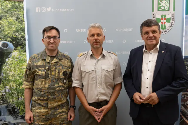 V. l.: Oberst Günter Rath, Oberstleutnant Marco Spörk und Bürgermeister Franz Jost bei der Pressekonferenz. | Foto: MeinBezirk