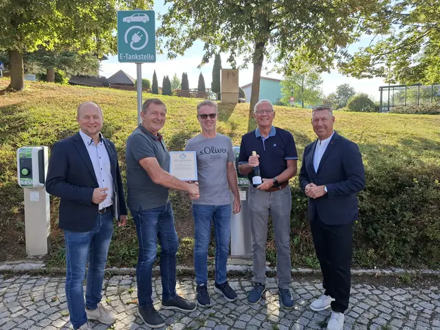 Auszeichnung des 1.000. Mitglieds durch (v.l.n.r.) Daniel Grininger Obmann Umweltausschuß Katsdorf, Franz Hofbauer Vorstand EEG Riedmark, Manfred Aichinger, Gerd Liebig Obmann EEG Enns, Wolfgang Greil Bürgermeister Katsdorf | Foto: EEG