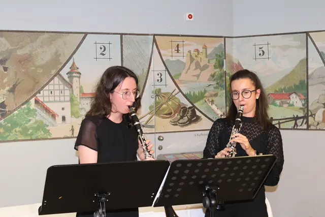 Isabell und Christine Pöll sorgten für die musikalische Umrahmung.  | Foto: Elisabeth Zangerl