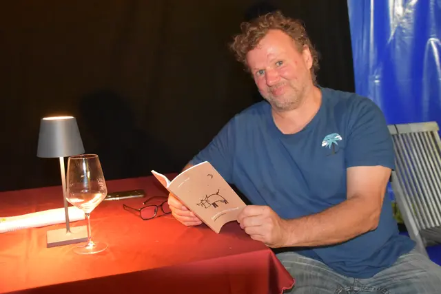 Andreas Wurm aus Allerheiligen. Die Lesung mit Andreas Wurm aus Allerheiligen und Musik vom Duo Farruco im Zirkuszelt am Biohof Luftensteiner in Pabneukirchen war mehr als eine Buchpräsentation. | Foto: Zinterhof