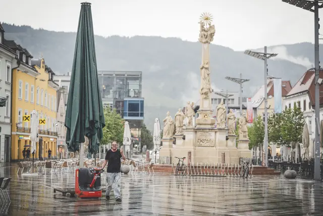 Bei der jüngsten Ausgabe der „Leoben Summer Night“ erwarteten die Besucherinnen und Besucher graue Wolken und regennasser Asphalt am Leobener Hauptplatz. | Foto: Citymanagement/Klaus Pressberger