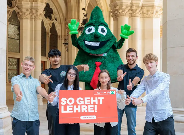 Die Lehrlinge Marcel Gall, Eyad Derbas, Lea Sophie Paydal, Celine Geiger, Paul Köck und Antony Noger starten ihre Ausbildung bei SPAR. | Foto: SPAR/Brunnbauer
